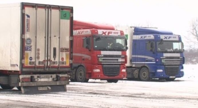 Ítéletidő Szlovéniában: Nem engedték át a magyar kamionokat