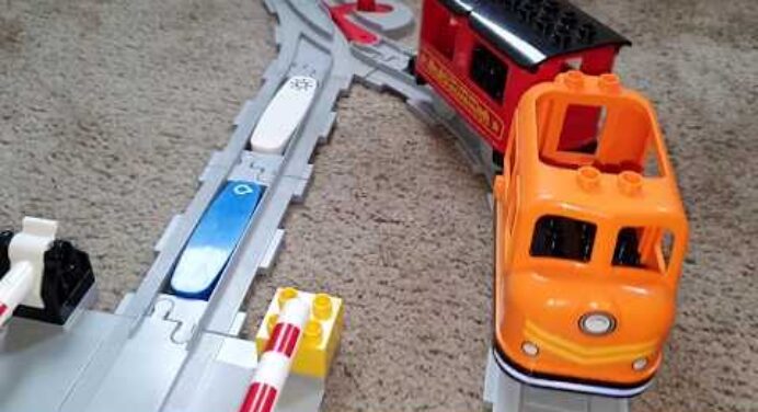 Lego Duplo vonat elemcsere és egy kis vonatozás!