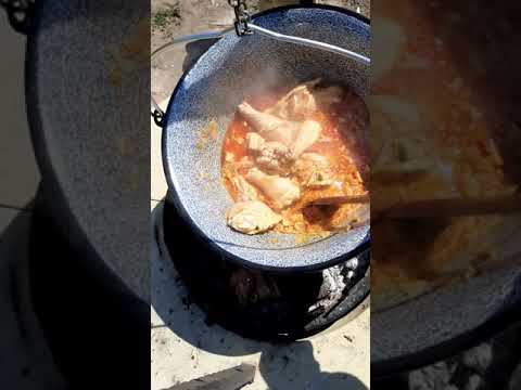 Bográcspörkölt főzés