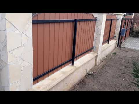 Kézzel készült zsalukő kerítés trapézlemez betéttel házilag