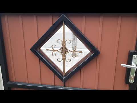 Kovácsolt díszítőelem rögzítése trapézlemez kerítésbe és ajtóba – zsalukő kerítés építés házlag