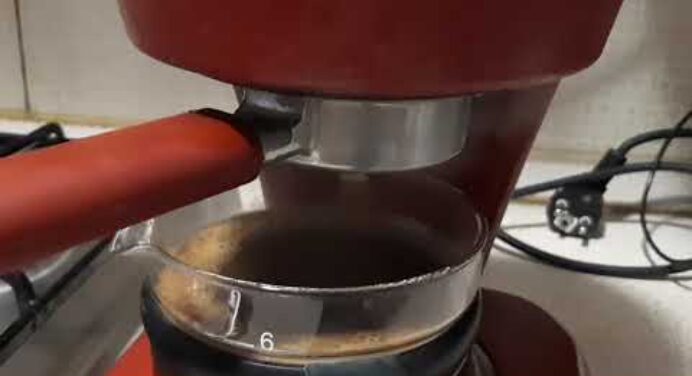Omnia kávé lefő a Szarvasi kávéfőzőn - kávéfőzés