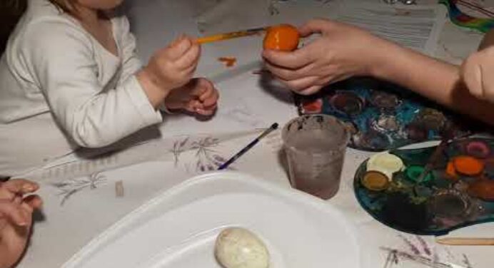 Húsvéti tojás festés gyerekekkel