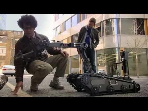 Kockafejek (IT Crowd) – Bombahatástalanító robot