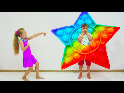 Diana and Roma play Pop It Challenge