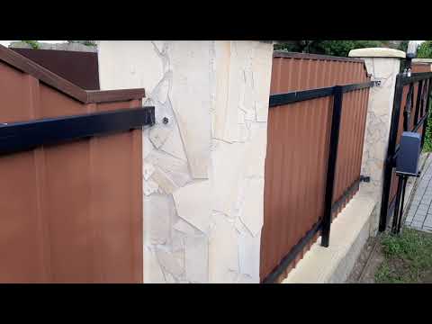Zsalukő kerítés építés házilag – elkészült trapézlemez közbetéttel – Hadházi műkő kerités fedlappal