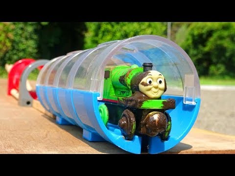 Thomas, Chuggington wooden toy. Jump from the tunnel slide to the mud pool! !