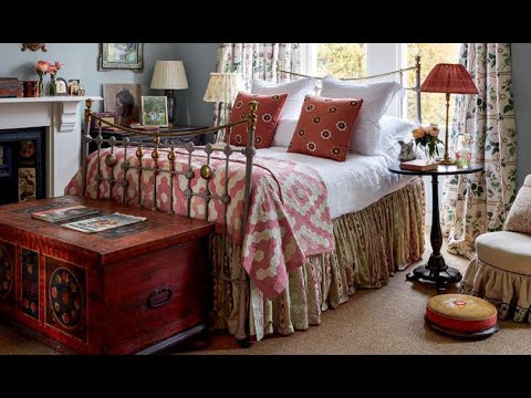 Emma Burns of Sybil Colefax & John Fowler on how to choose and style a bed | How To | House & Garden