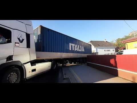 Tolatás Renault kamionnal – konténer szállítás