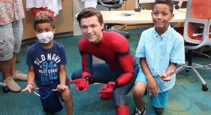 Tom Holland meglátogatott egy atlantai gyermekkórházat