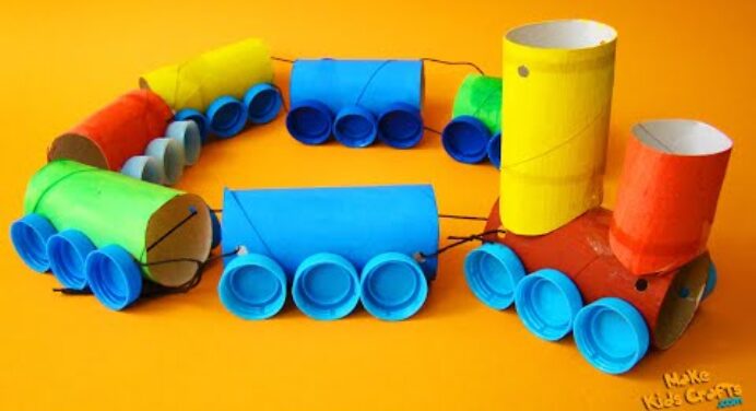 Egy tekercs WC papírból és csavaros kupakokból készült vonat | Játékvonat | Könnyű Mesterség