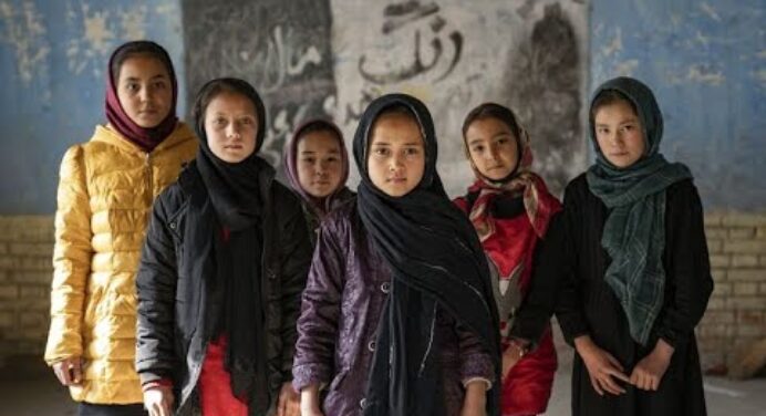 Afgán diáklány: „Ennél még az is jobb lett volna, ha úgy döntenek, hogy lefejezik a nőket”