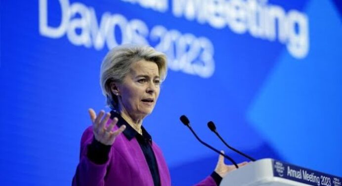 Új uniós befektetési tervről és az Ukrajna melletti kiállásról beszélt Von der Leyen Davosban