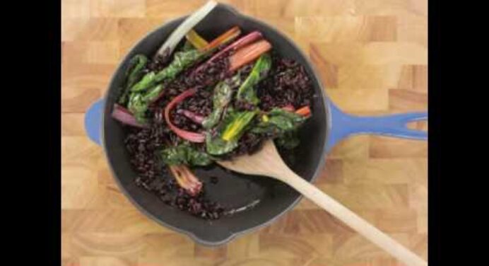 Niomi Smart Superfood receptek | Fekete rizses szezámolajos saláta