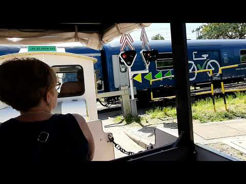 Vonat robog a vasúti átjáróban