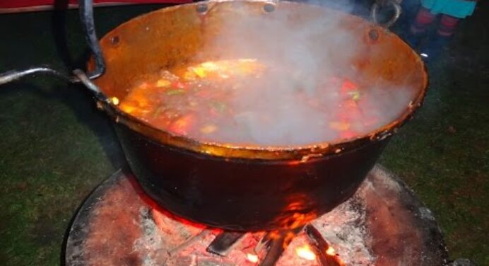 Magyaros gulyás recepttel - nagy tálban főzés nyílt tűzön