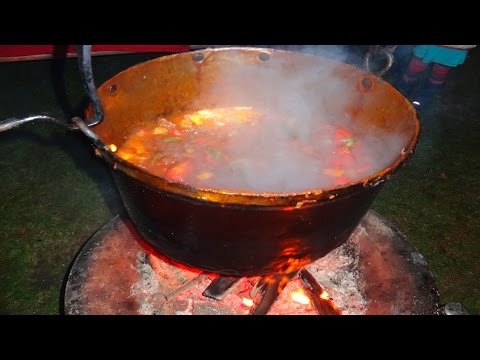 Magyaros gulyás recepttel - nagy tálban főzés nyílt tűzön