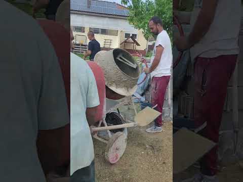 Betonozás szakszerűen - Betonozás házilag - Beton lehúzás zsalu között,  betonkeverő  működés közben