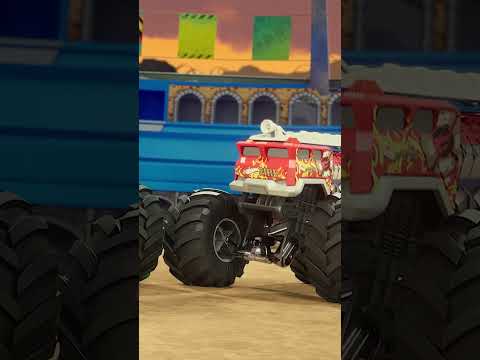 Voando e destruindo Monster Trucks na Lendária Arena Mundo! 😱 #shorts