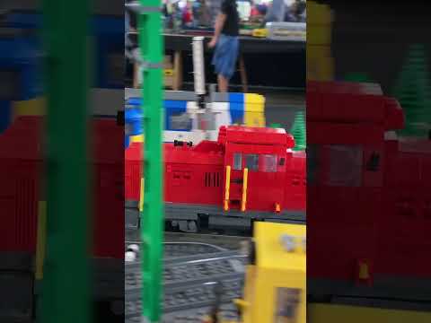 Lego Dácsia indul egy tehervonattal a MLVK LEGO terepasztalán #máv #mozdony #vonat #lego